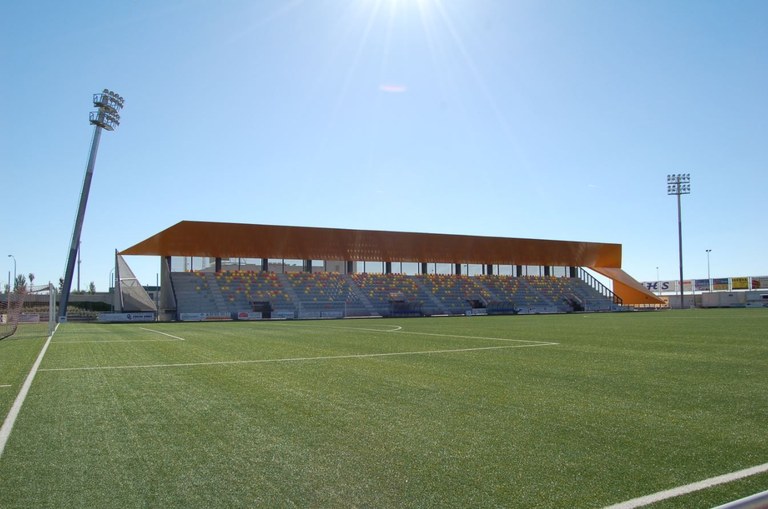 Ampliar 'A concurso la obra de mejora del firme y sustitución del césped artificial en el Campo de Fútbol Alberto Ruiz'