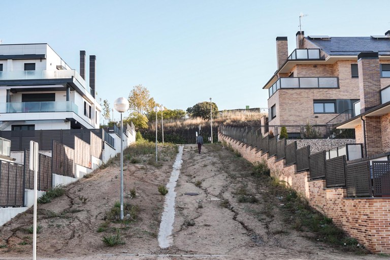 Ampliar 'Abierto el plazo de recepción de presupuestos para la renovación de juegos infantiles del parque de Moncayo y el pavimentado de los pasos peatonales de Adelfillas'