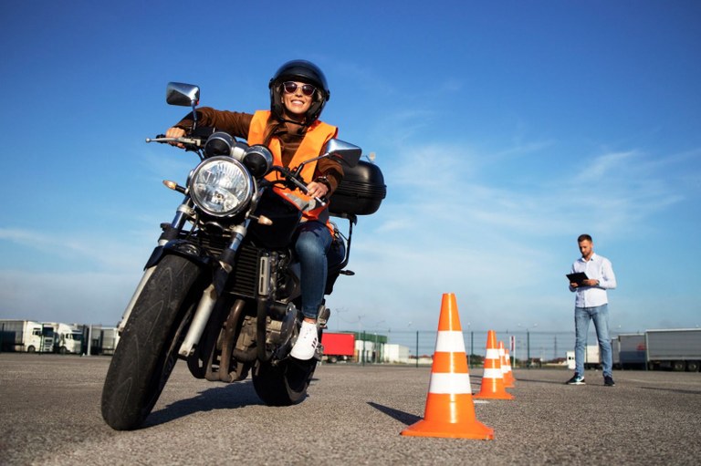 Ampliar 'Ayuntamiento y ASEYACOVI firman un convenio que permite realizar clases prácticas de motocicleta en el municipio'