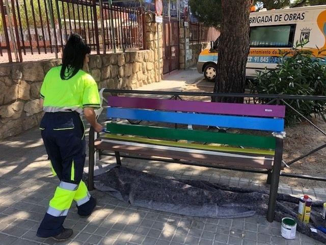 Ampliar 'Colmenar Viejo celebra la semana del Orgullo LGTBI con talleres sobre diversidad en los Campamentos Urbanos y pintado de bancos'