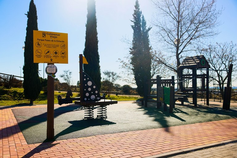 Ampliar 'Colmenar Viejo estrena un parque infantil fabricado con plástico reciclado en el barrio de La Estación'