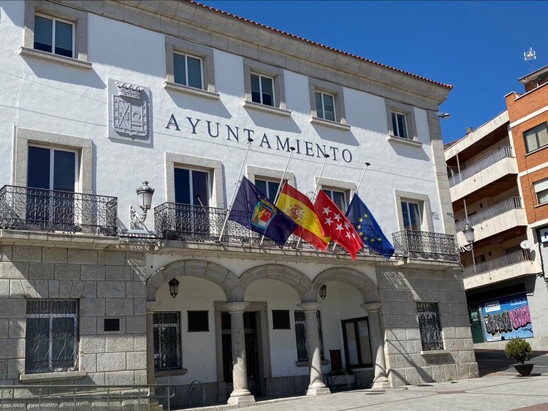 Ampliar 'Colmenar Viejo guarda un minuto de silencio y pone las banderas a media asta en el luto decretado por el coronavirus'