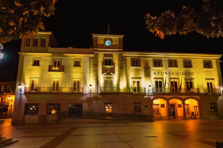 Ampliar 'Colmenar Viejo se ilumina de dorado en el Mes de Sensibilización del Cáncer Infantil'