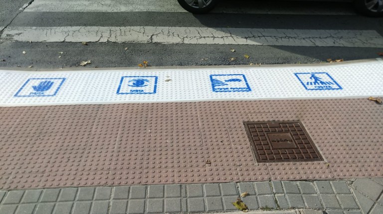 Ampliar 'Colmenar Viejo señaliza con pictogramas 15 pasos de peatones para facilitar la inclusión de las personas con trastorno del espectro autista TEA'