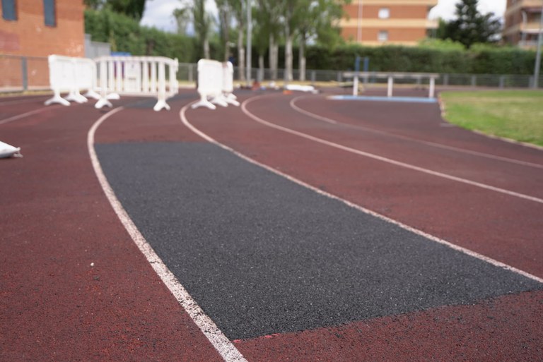 Ampliar 'Comienza la renovación del tartán de la pista de atletismo del Polideportivo Martín Colmenarejo'