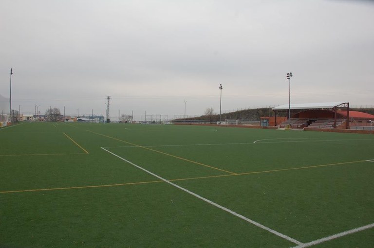 Ampliar 'Comienza la sustitución del césped de los campos de fútbol del 'Lorenzo Rico''