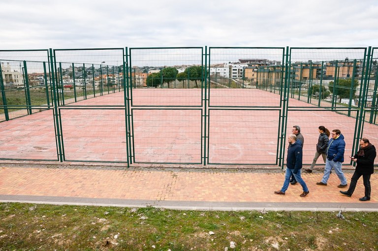 Ampliar 'Comienzan las obras de mejora del parque Alonso Ojeda con la reforma de las canchas deportivas y una nueva zona de juegos con una gran torre'