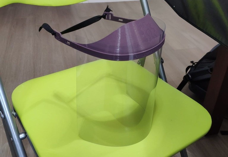 Ampliar 'Coronavirus: La red de voluntarios con impresoras 3D coordinados por la asociación ADAAC consigue producir y entregar 55 pantallas-visera de protección en 2 días'