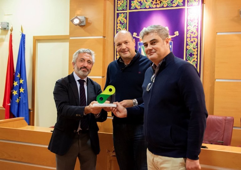 Ampliar 'Ecopilas premia a Colmenar Viejo por la campaña de reciclaje de pilas durante La Vuelta a España'