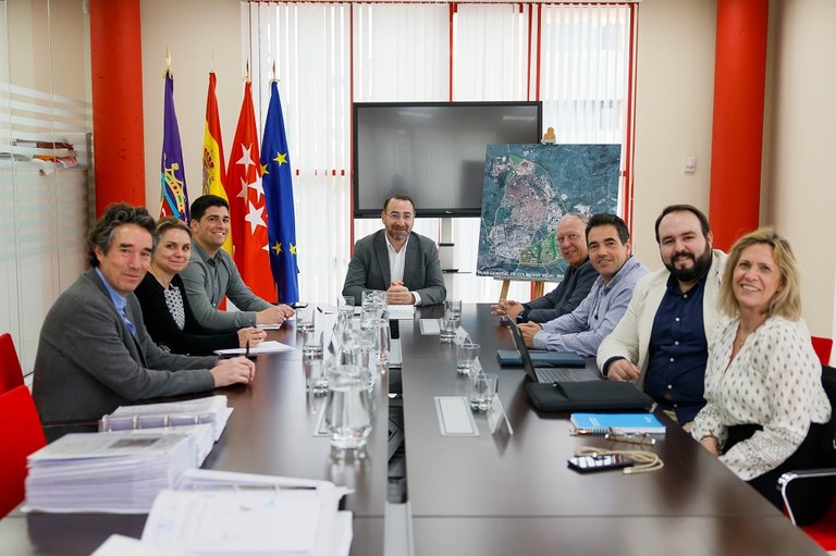 Ampliar 'El alcalde Carlos Blázquez se reúne con ASEYACOVI para analizar la incidencia del nuevo PGOU en la actividad comercial de Colmenar Viejo'