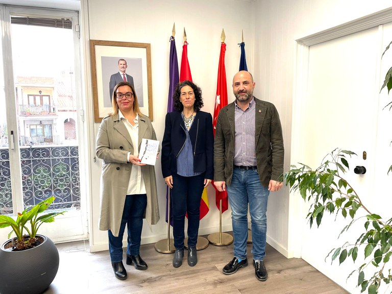 Ampliar 'El alcalde recibe a la autora Lara Magdaleno y su novela 'Un extraño en los Alpes''