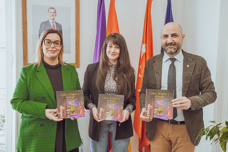 Ampliar 'El alcalde recibe a la escritora de literatura infantil Dolores Mengotti con su cuento 'Lobo, Dragón y la bruja''