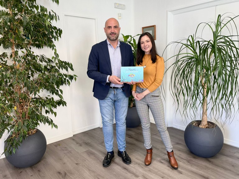Ampliar 'El alcalde recibe a la escritora e ilustradora de literatura infantil Paula Pérez Palacios'