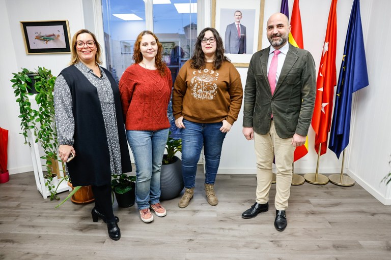 Ampliar 'El alcalde recibe a la escritora Mireia Gutiérrez con su obra 'El pergamino de los tres deseos''