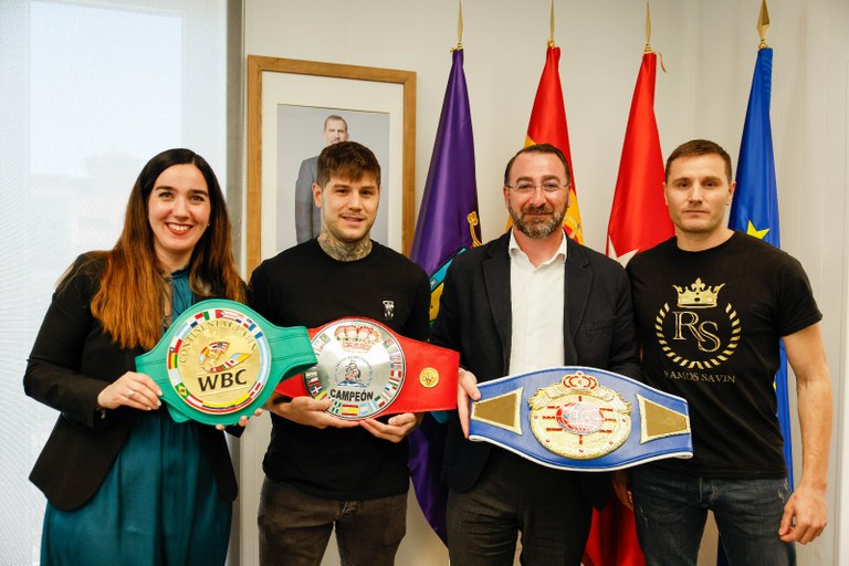 Ampliar 'El alcalde recibe al boxeador colmenareño José Ramos Savín'