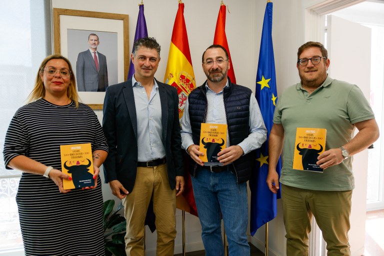 Ampliar 'El alcalde recibe al escritor colmenareño Lucas Pérez por su nuevo libro 'Otras 300 anécdotas taurinas''