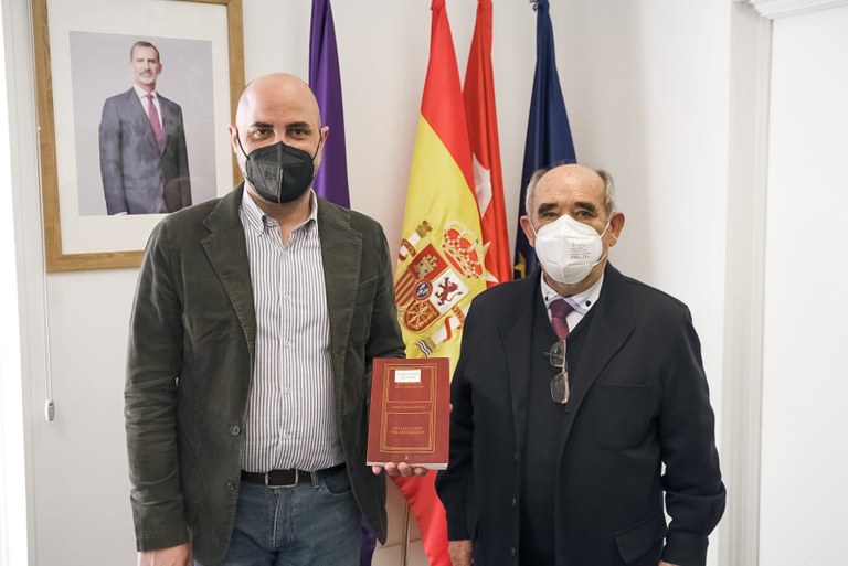 Ampliar 'El alcalde recibe al escritor Fausto Díaz Sánchez que presenta su nueva obra sobre la pandemia'