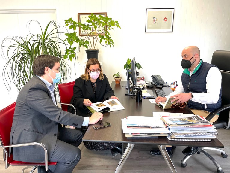 Ampliar 'El alcalde recibe al escritor Tomás Aznar Sánchez que ha publicado una obra sobre la Compañía de Jesús en Madrid'