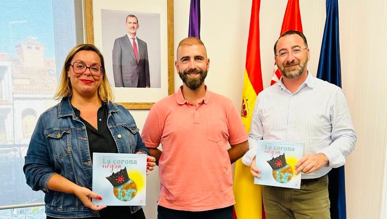 Ampliar 'El Alcalde y la Concejal de Cultura reciben al escritor local Kike Hernán con su obra 'La corona negra''
