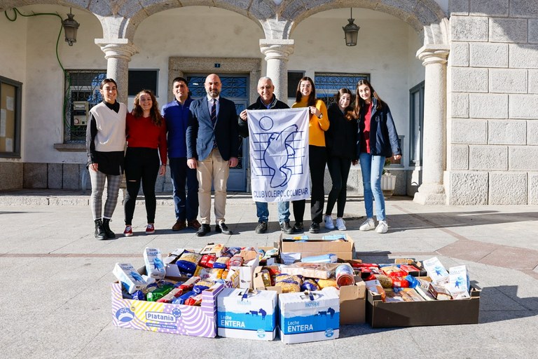 Ampliar 'El CDE Voleibol Colmenar entrega a BAMOS la donación recolectada por sus socios'