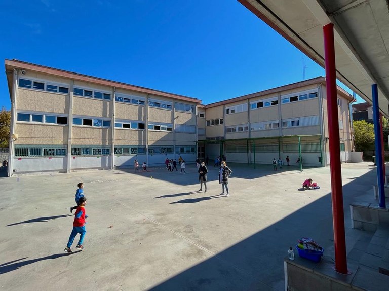 Ampliar 'En licitación la instalación de pérgolas en el CPB Fuente Santa y adjudicados la regasificación del CPB Ángel León y el servicio de mantenimiento de centros escolares'