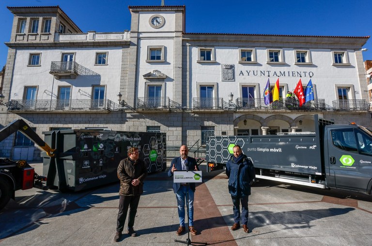 Ampliar 'Entran en servicio dos nuevos puntos limpios móviles que permiten reciclar 14 categorías de residuos domésticos en 20 ubicaciones del municipio cada semana'