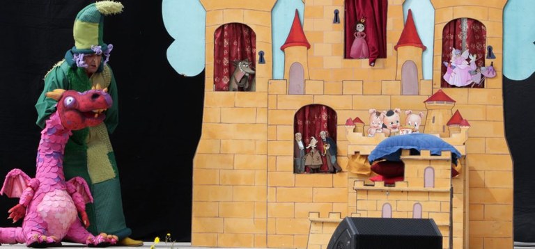 Ampliar 'Este fin de semana Saltimbanqui, Feria de Artesanía, demostración de danza y títeres en el Auditorio'