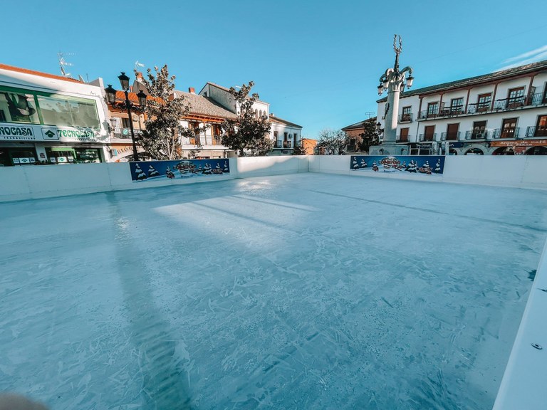 Ampliar 'Este fin de semana Saltimbanqui y Playmobil en la Casa de la Juventud, pista de hielo en Plaza del Pueblo y Torneo de Golf en Samaranch'