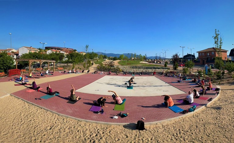 Ampliar 'Este fin de semana yoga en el Parque de los Héroes, cuentacuentos en El Mirador y precios especiales en Aquopolis'