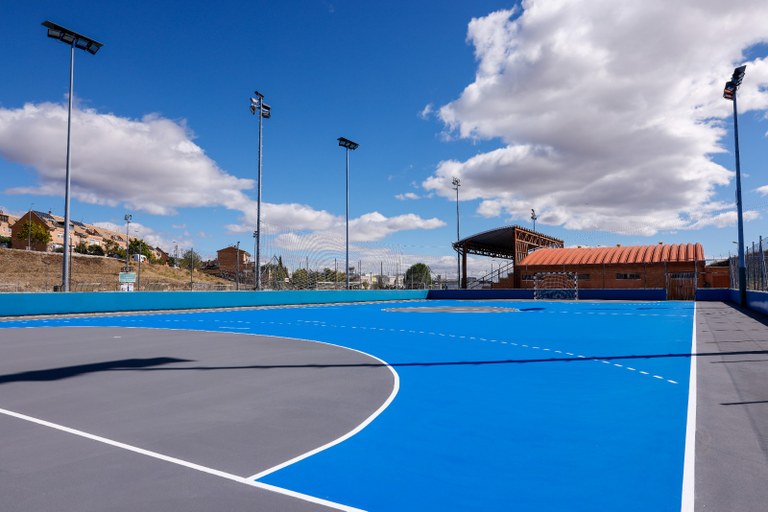 Ampliar 'Finaliza la inversión de mejora del pavimento en las pistas polideportivas exteriores del Lorenzo Rico'