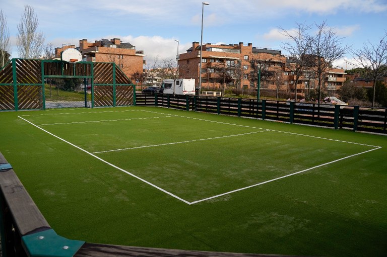Ampliar 'Finalizada la remodelación de la pista deportiva y los juegos infantiles del Parque Doctor Bachir'
