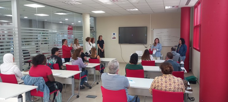 Ampliar 'Jóvenes y mujeres de más de 45 años participan en un Programa de Inserción Social y Laboral para formarse como operarios de limpieza viaria'