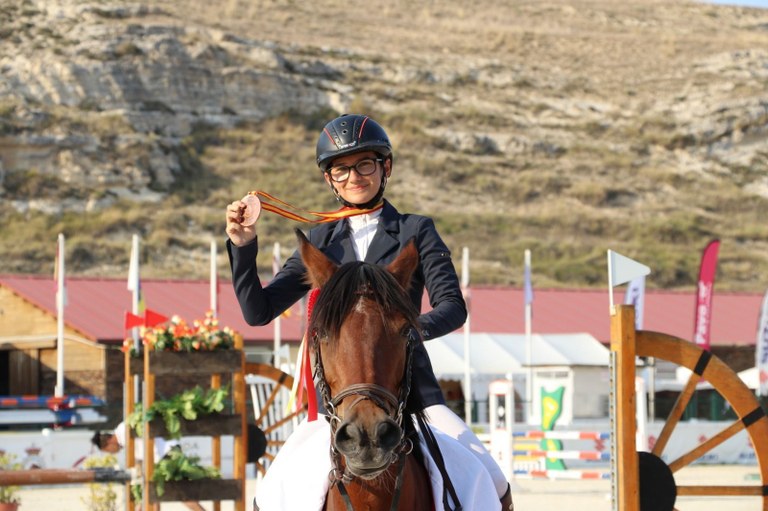 Ampliar 'La colmenareña Lucía Arroyo se alza con la Medalla de Bronce en el XXXI Campeonato de España de Ponis'