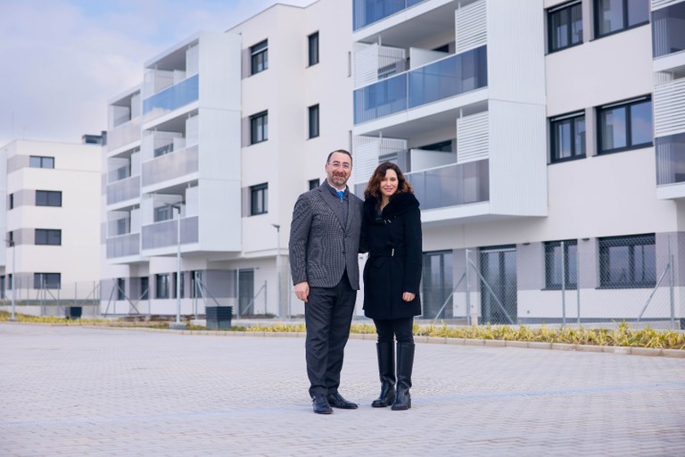 Ampliar 'La Comunidad de Madrid entrega las llaves a los adjudicatarios de las primeras 282 viviendas del Plan Vive en Colmenar Viejo'