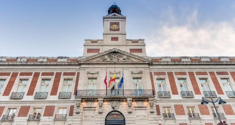 Ampliar 'La Comunidad de Madrid ordena el cierre de los establecimientos y comercios, excepto de alimentación y primera necesidad'
