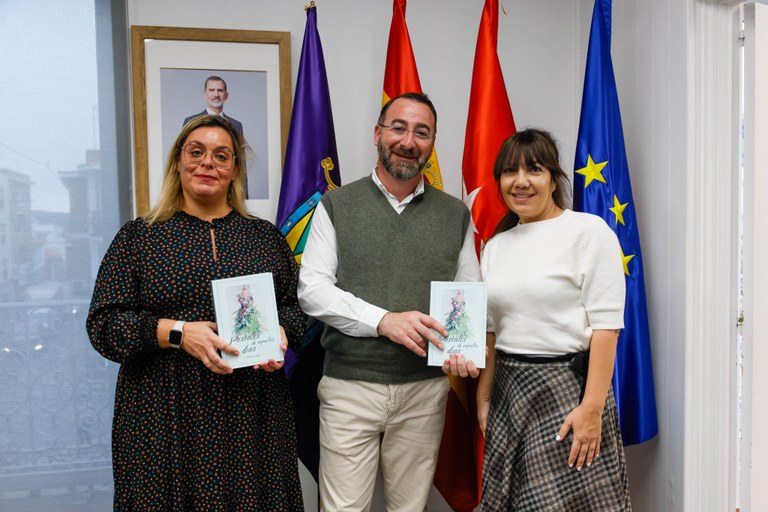 Ampliar 'La escritora colmenareña María Criado presenta ‘Postales de Aquellos Días’ al alcalde y a la concejal de Cultura'