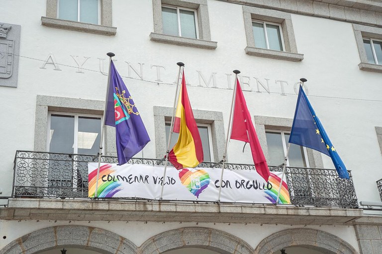 Ampliar 'La fachada del Ayuntamiento se ilumina con motivo del Día Internacional del Orgullo LGTBIQ+'