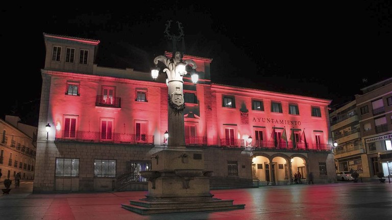 Ampliar 'La fachada del Ayuntamiento se ilumina de rojo en el Día Mundial del SIDA'
