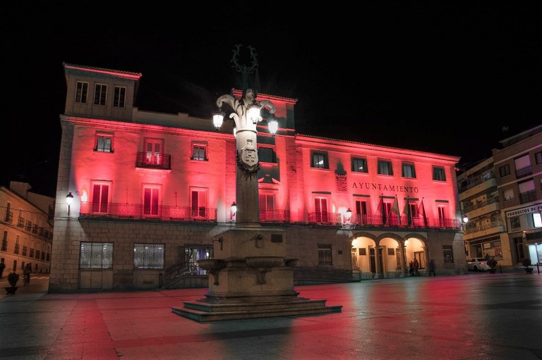 Ampliar 'La fachada del Ayuntamiento se ilumina de rojo por el Día Mundial del Donante de Sangre'