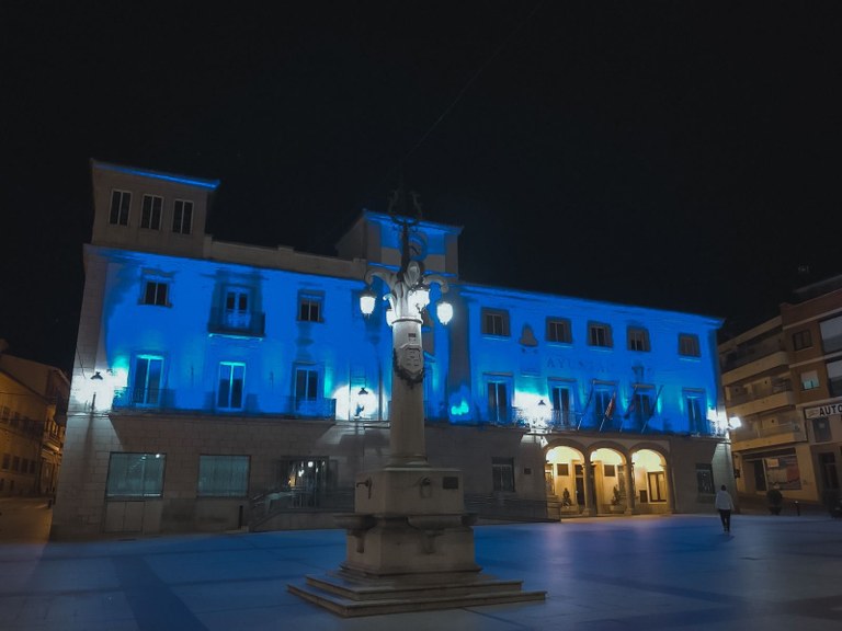 Ampliar 'La fachada del Ayuntamiento se tiñe de azul para sumarse al Día Mundial del Cáncer de Próstata'