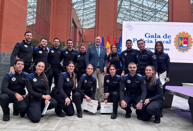Ampliar 'La Gala de Homenaje a la Policía Local de Colmenar Viejo premia los méritos policiales y da la bienvenida a los 17 nuevos agentes'