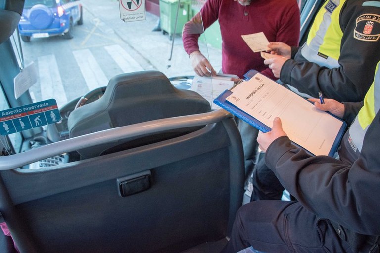 Ampliar 'La Policía Local de Colmenar Viejo inicia una campaña de inspección y control del transporte escolar'