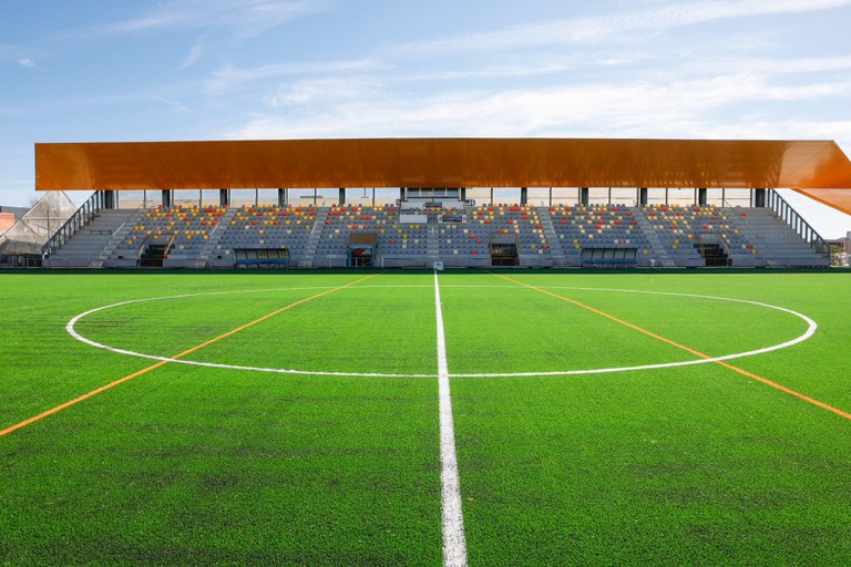 Ampliar 'Los campos de fútbol Alberto Ruiz estrenan césped artificial'