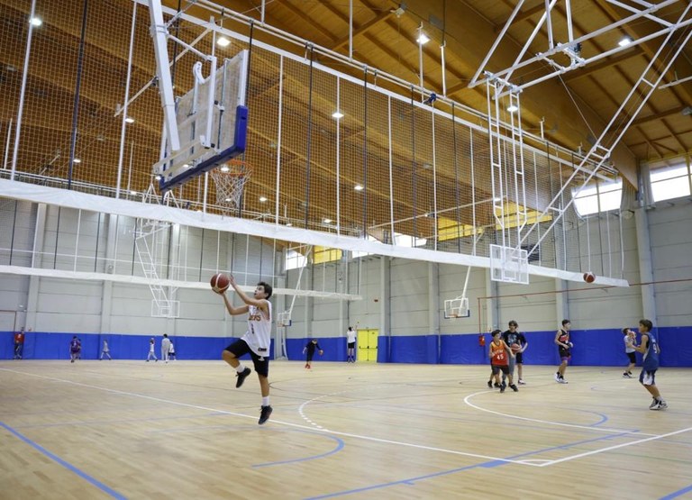 Ampliar 'Los clubes ya entrenan en el pabellón de la Ciudad Deportiva Samaranch con el nuevo pavimento de tarima flotante'
