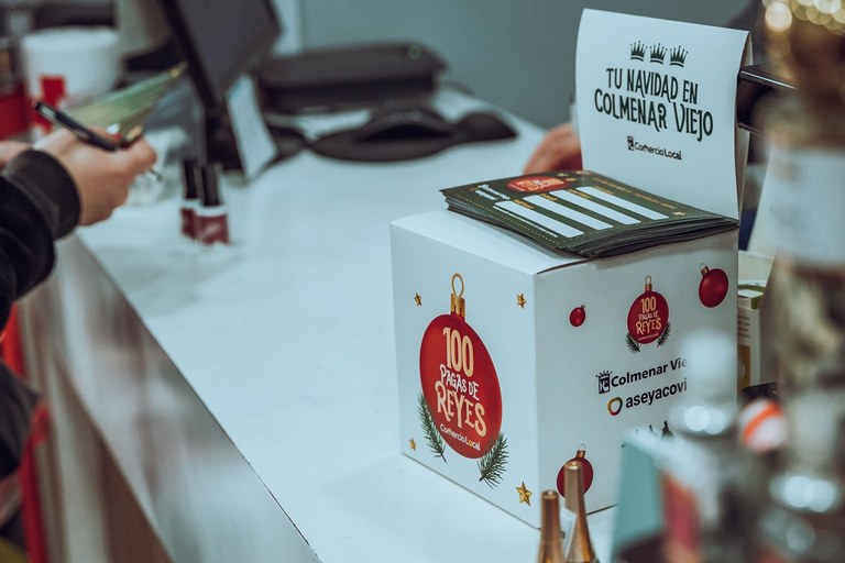 Ampliar 'Los ganadores de las 100 Pagas de Reyes canjean su premio en 112 comercios del municipio'