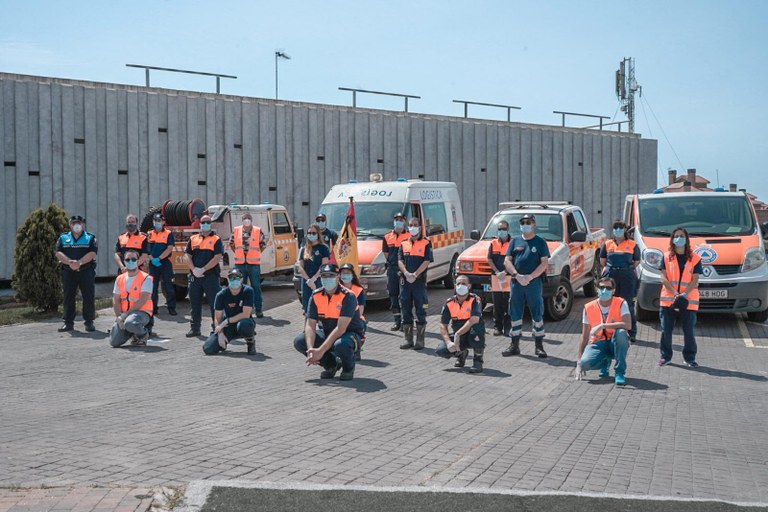 Ampliar 'Los voluntarios de Protección Civil reciben como agradecimiento a su labor realizada en esta crisis un seguro de vida donado por Gestoría López Colmenarejo y Zurich Insurance'