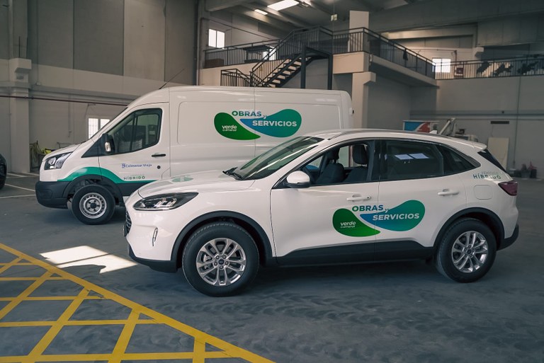Ampliar 'Obras y Servicios recibe los dos primeros vehículos híbridos de su nueva flota'