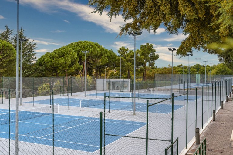 Ampliar 'Reabren las pistas de tenis 'Fernando Colmenarejo Berrocal' con nuevo pavimento, cerramientos e iluminación'