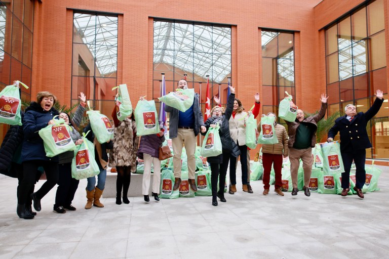 Ampliar 'Rotary Sierra de Madrid entrega regalos para alrededor de 80 niños de familias vulnerables de Colmenar Viejo'