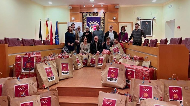 Ampliar 'Rotary Sierra de Madrid hace entrega de los regalos de los Pajes Mágicos para 57 niños de Colmenar Viejo'